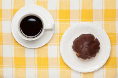 Çikolata kremalı pasta ve kahve