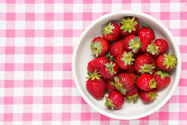 Fresas en un tazón —  Fotos de Stock