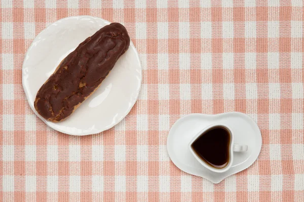 Eclair and coffee — Stock Photo, Image