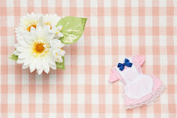 Roupa de empregada doméstica e flores — Fotografia de Stock