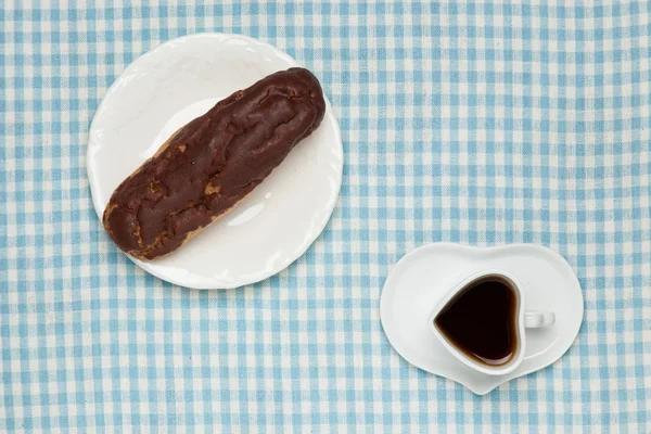 Eclair e café — Fotografia de Stock