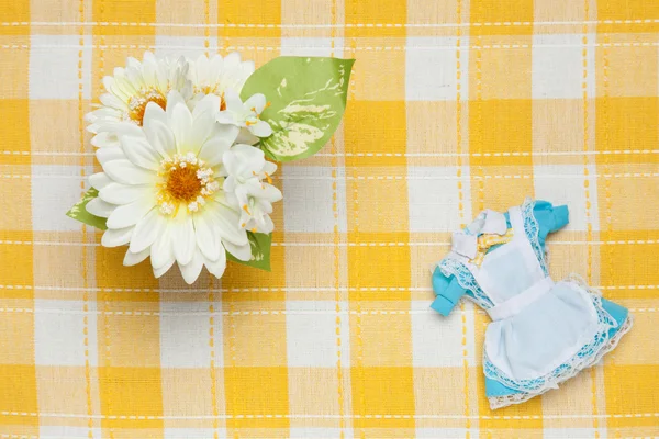 Tenue de femme de chambre miniature et fleurs — Photo