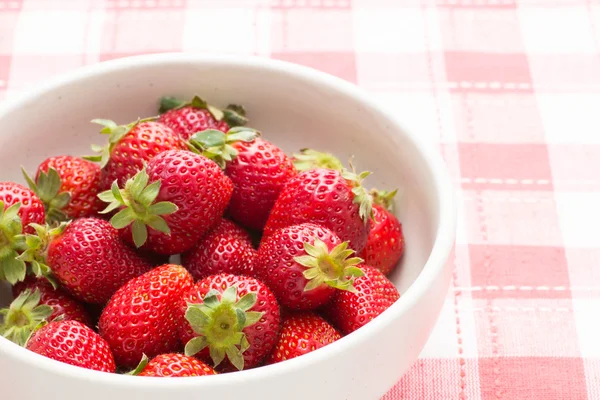 Erdbeeren in einer Schüssel — Stockfoto