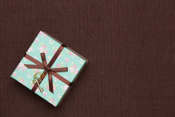 꽃무늬가 있는 선물 상자 — 스톡 사진