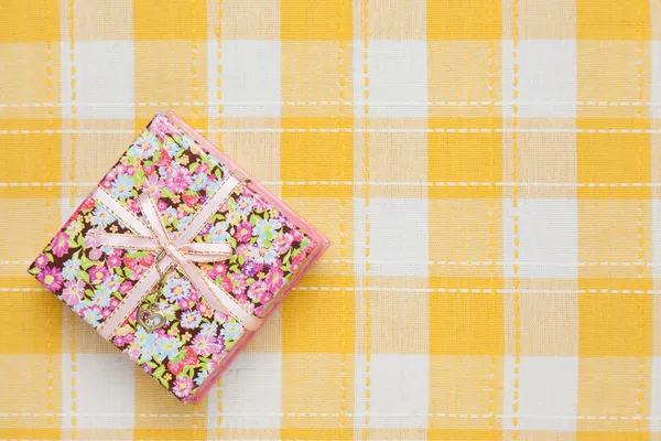 Geschenkdoos met bloemmotief — Stockfoto