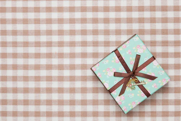 Geschenkbox mit floralem Design — Stockfoto