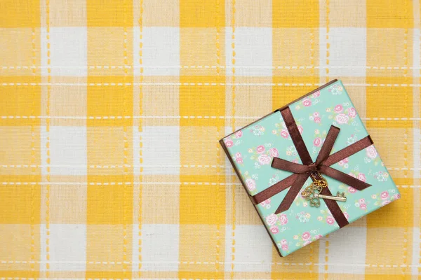 Geschenkbox mit floralem Design — Stockfoto