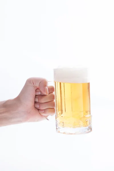 Пиво вливається в глечик — стокове фото
