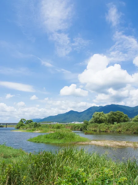 Sommerhimmel und Fluss — Stockfoto