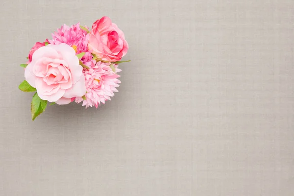 Kunstmatige rose op de tabel doek — Stockfoto