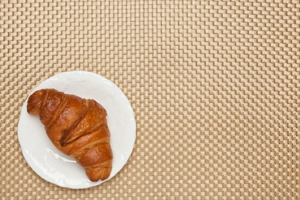 Croissant auf der Tischdecke — Stockfoto