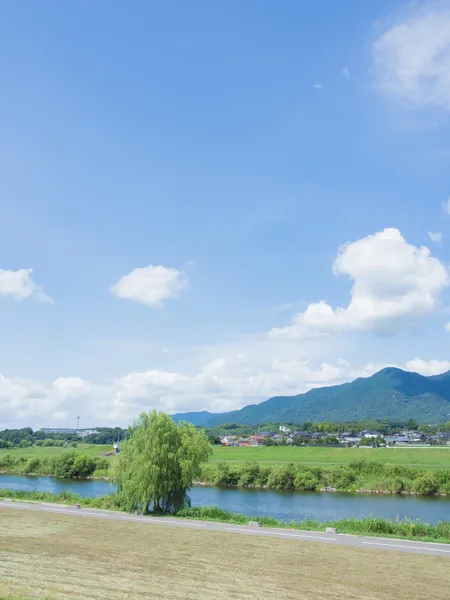 夏の空と川 — ストック写真