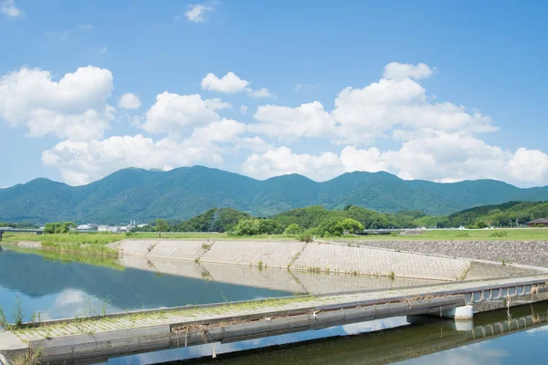 夏の空と川 — ストック写真