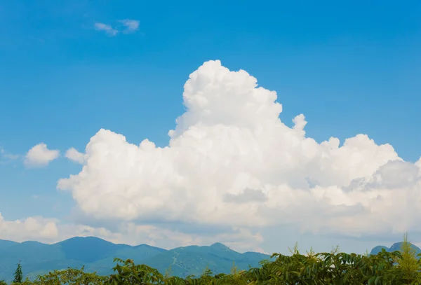 Verão céu e montanha — Fotografia de Stock