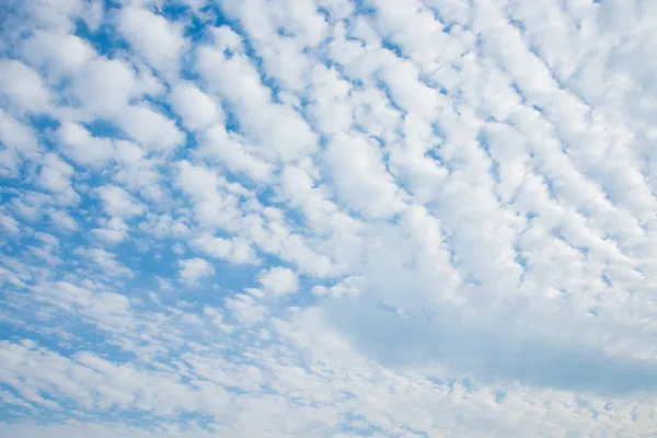 秋の空の雲のスケール — ストック写真
