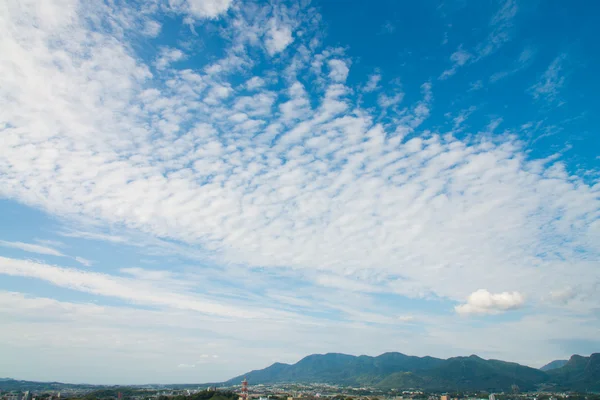 sonbahar gökyüzü bir ölçek bulutu