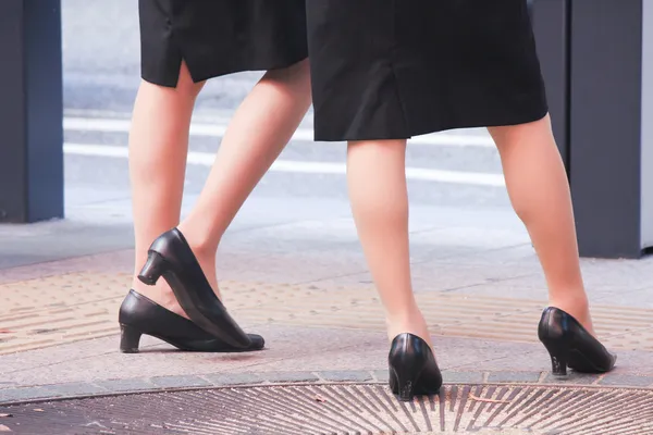 Gambe di due donne d'affari — Foto Stock
