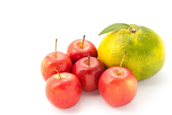 Malá jablka a velké oranžové — Stock fotografie