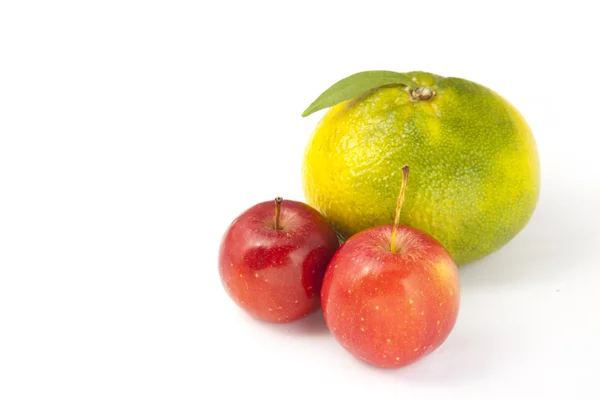 Malá jablka a velké oranžové — Stock fotografie