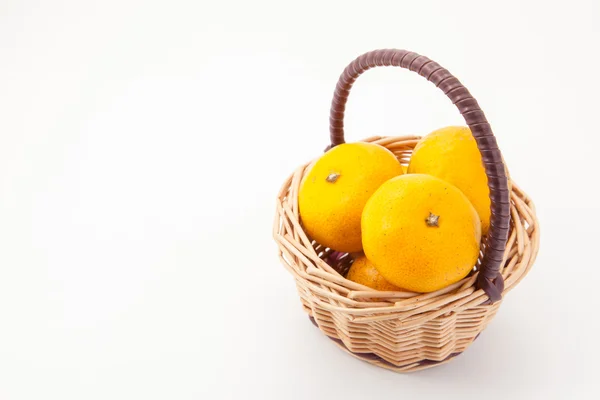 Mandarinen in den Korb gelegt — Stockfoto