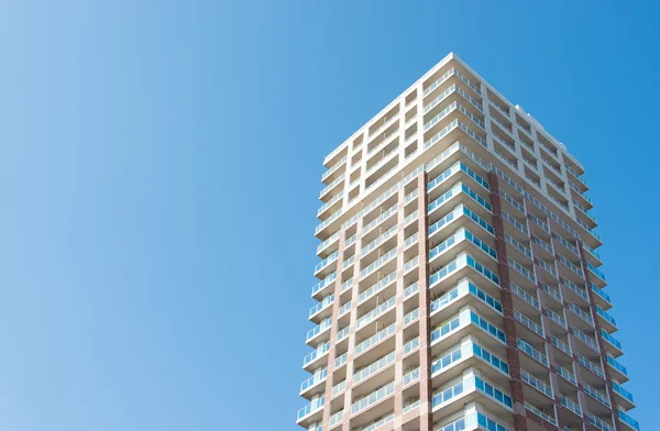 Céu e um edifício — Fotografia de Stock