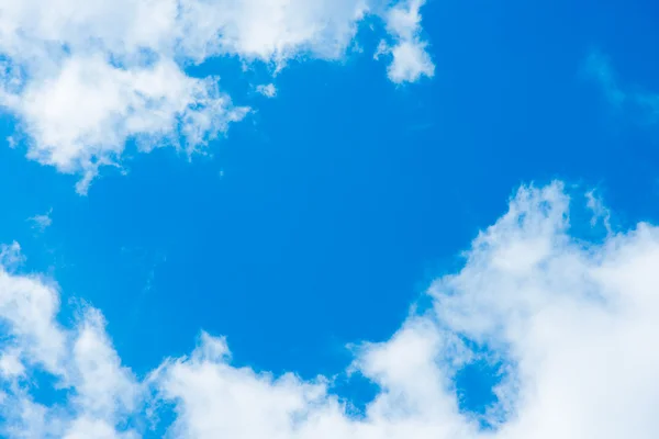 Cloud and blue sky on a sunny day — Stock Photo, Image