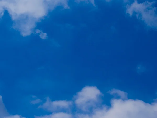 Облачность и голубое небо в солнечный день — стоковое фото