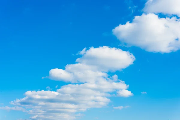 綿の雲と青い空は晴れた日に — ストック写真