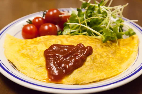 Omlet ve yan yemekler — Stok fotoğraf