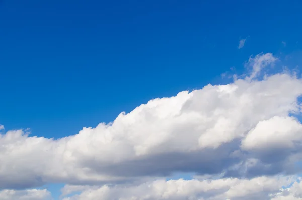 Nuages et ciel bleu par une journée ensoleillée — Photo