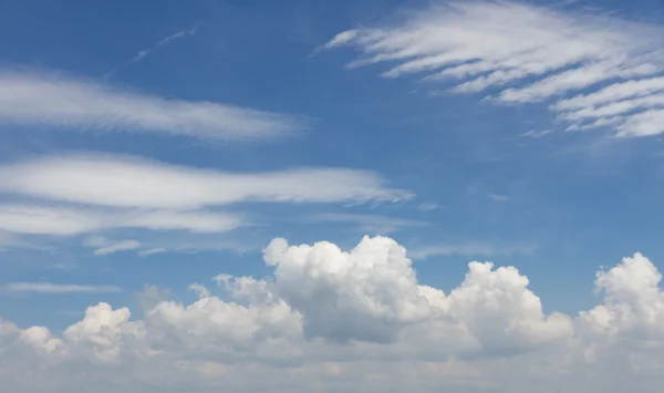 Chmury i błękitne niebo w słoneczny dzień — Zdjęcie stockowe