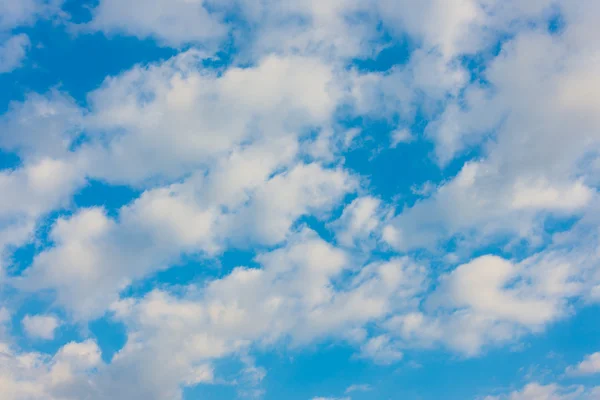 Nuvens e céu azul em um dia ensolarado — Fotografia de Stock