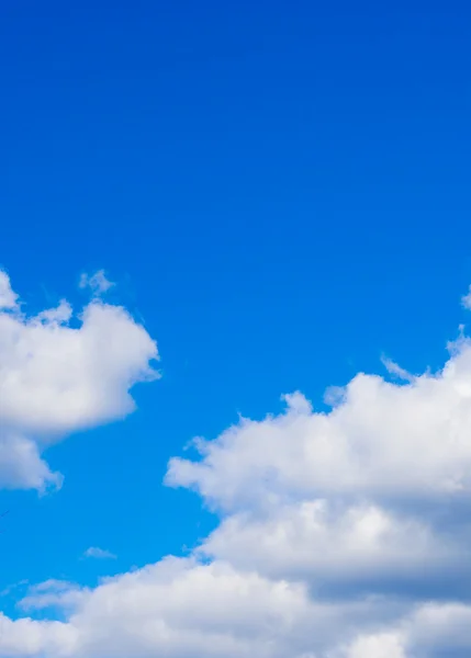 雲と青い空は晴れた日に — ストック写真