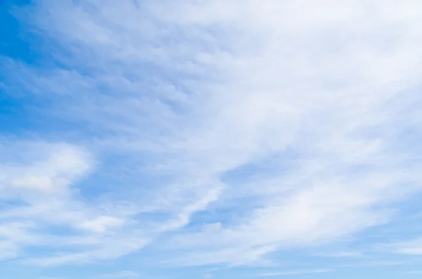 Kışın bulutlu gökyüzü