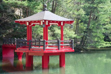 su birikintisi içinde kırmızı köşk