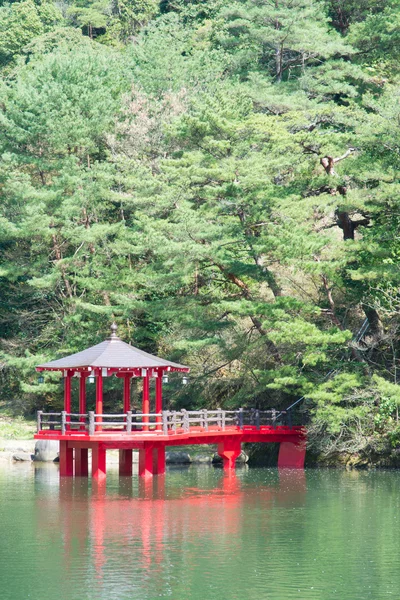 Pavillon rouge dans l'étang — Photo