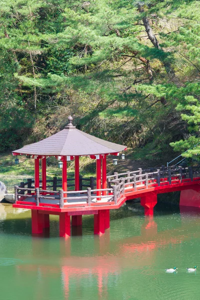 池に赤いパビリオン — ストック写真