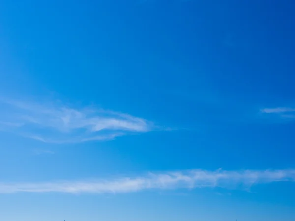 Nuvem fina e céu azul — Fotografia de Stock