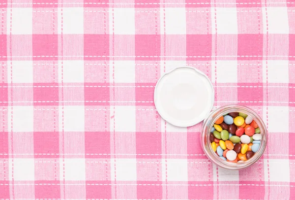 Kleurrijke chocolade werd geplaatst in een glazen fles — Stockfoto