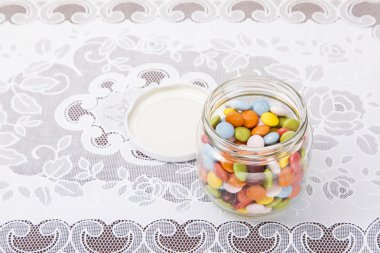 Çikolata renkli cam şişede yerleştirildi