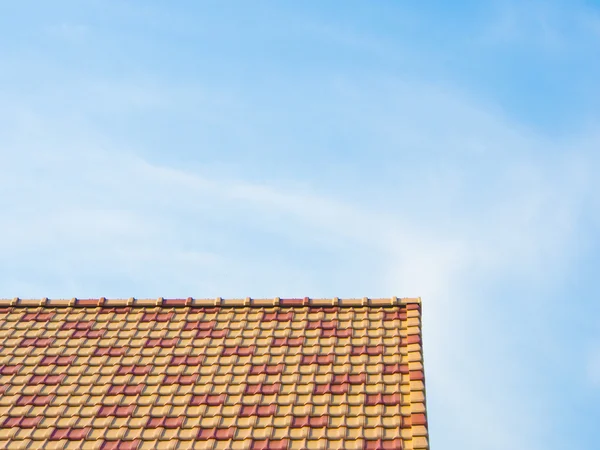 Céu azul e telhado colorido — Fotografia de Stock