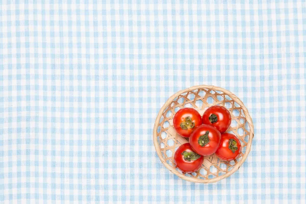 Tomaten auf den Tisch und in einen Korb legen — Stockfoto