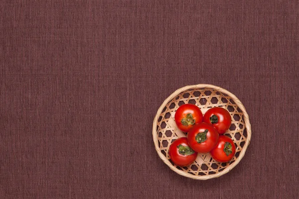 Masanın üzerine domates ve bir sepete koy — Stok fotoğraf