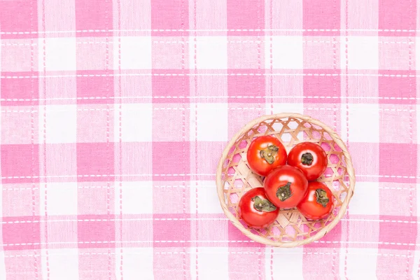 Tomates en la mesa y ponerlo en una canasta Imagen de stock