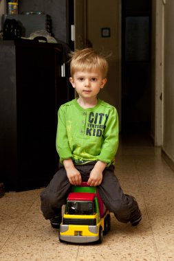Boy plastik araba ile.