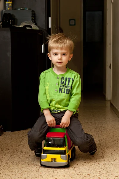 Jongen met plastic auto. Stockfoto