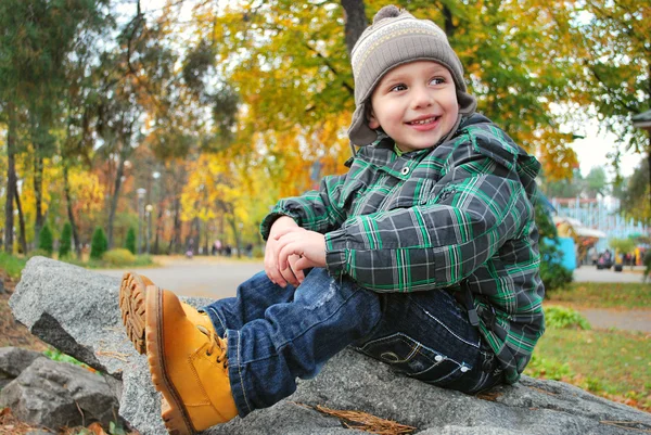 Hermoso niño en el parque de otoño — Foto de Stock