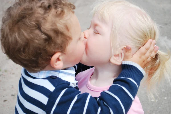 男の子と女の子にキス. — ストック写真