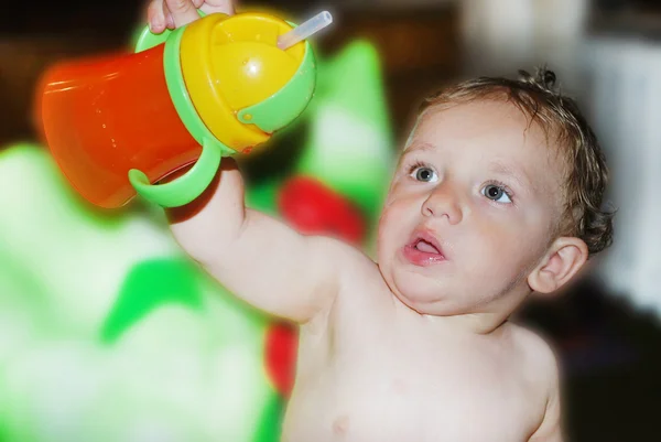 Liten pojke anläggning flaska — Stockfoto