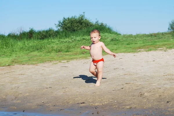 Ragazzo corre nuotare — Foto Stock